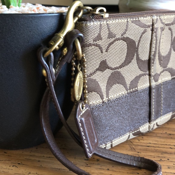 Coach Signature C Wristlet - Picture 4 of 10